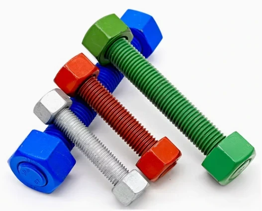 Cuatro pernos termocurados en colores azul, rojo, verde y metálico